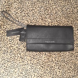 🌈NWT TAHARI WRISTLET